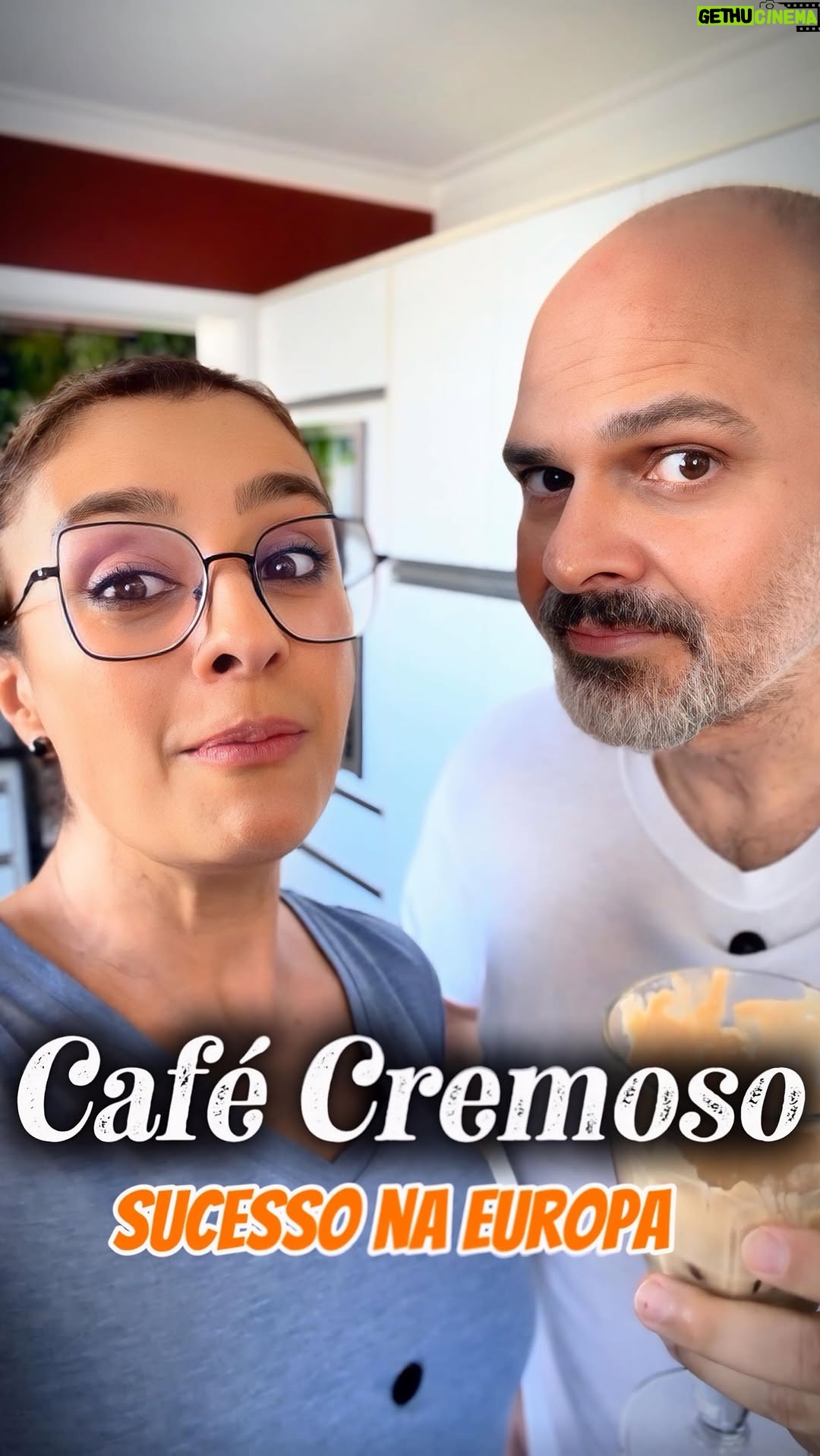 Catia Fonseca - 67.2K Likes - Gente vou dividir com vocês uma das receitas mais incríveis de café que nós tomamos na nossa última viagem a Europa. 
Tenho certeza que vocês vai amar quando fizerem 

Café cremoso Sucesso na Europa 

Sinta o aroma do mel e do café e descubra um sabor que desperta os sentidos.

Receita:
4 colheres de sopa rasas de café instantâneo
1/4 de xícara de mel
50 ml de água quente

Bata o mel na batedeira ou no mixer até ficar com uma cor clara e textura cremosa.
Adicione o café instantâneo e a água quente. Bata  por cerca de 5 minutos, até ficar bem espumoso. 

Guarde em um pote bem fechado na geladeira. 

Pra servir coloque 3/4 do copo de leite com gelo e depois coloque 1 colher de sopa cheia desse creme e misture bem.