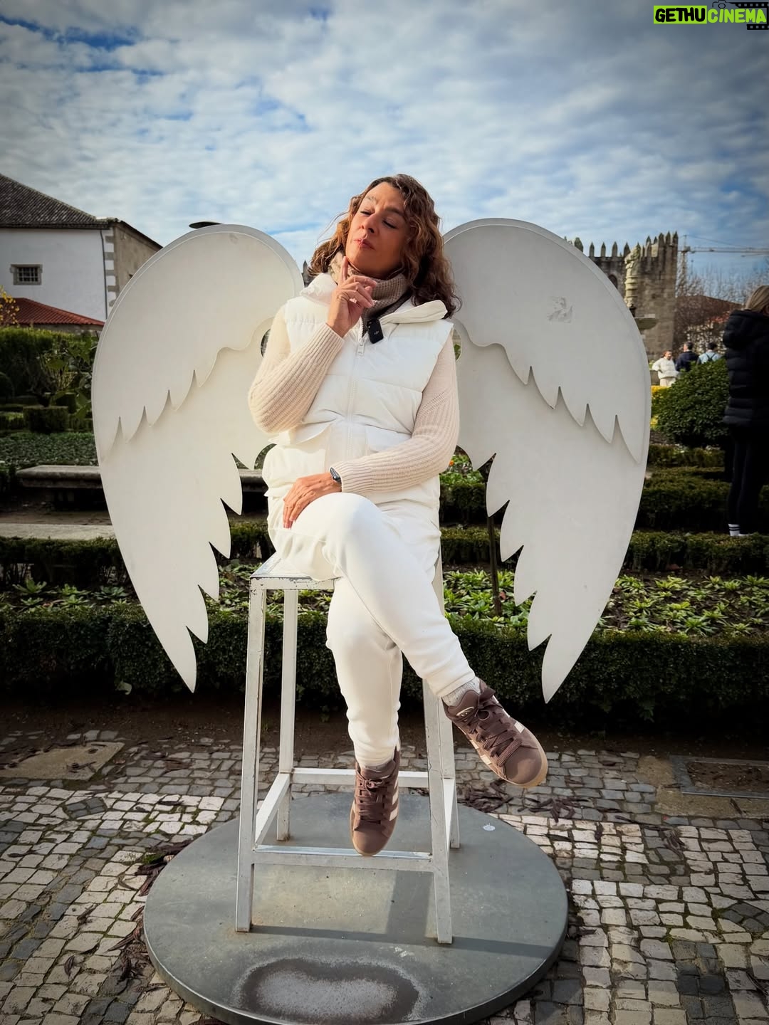 Catia Fonseca - 5.3K Likes - Com asinhas e pronta para mudar tudo em 2026. Me conta. Se vc fosse um anjinho, o que você mudaria no nosso ano novo ???