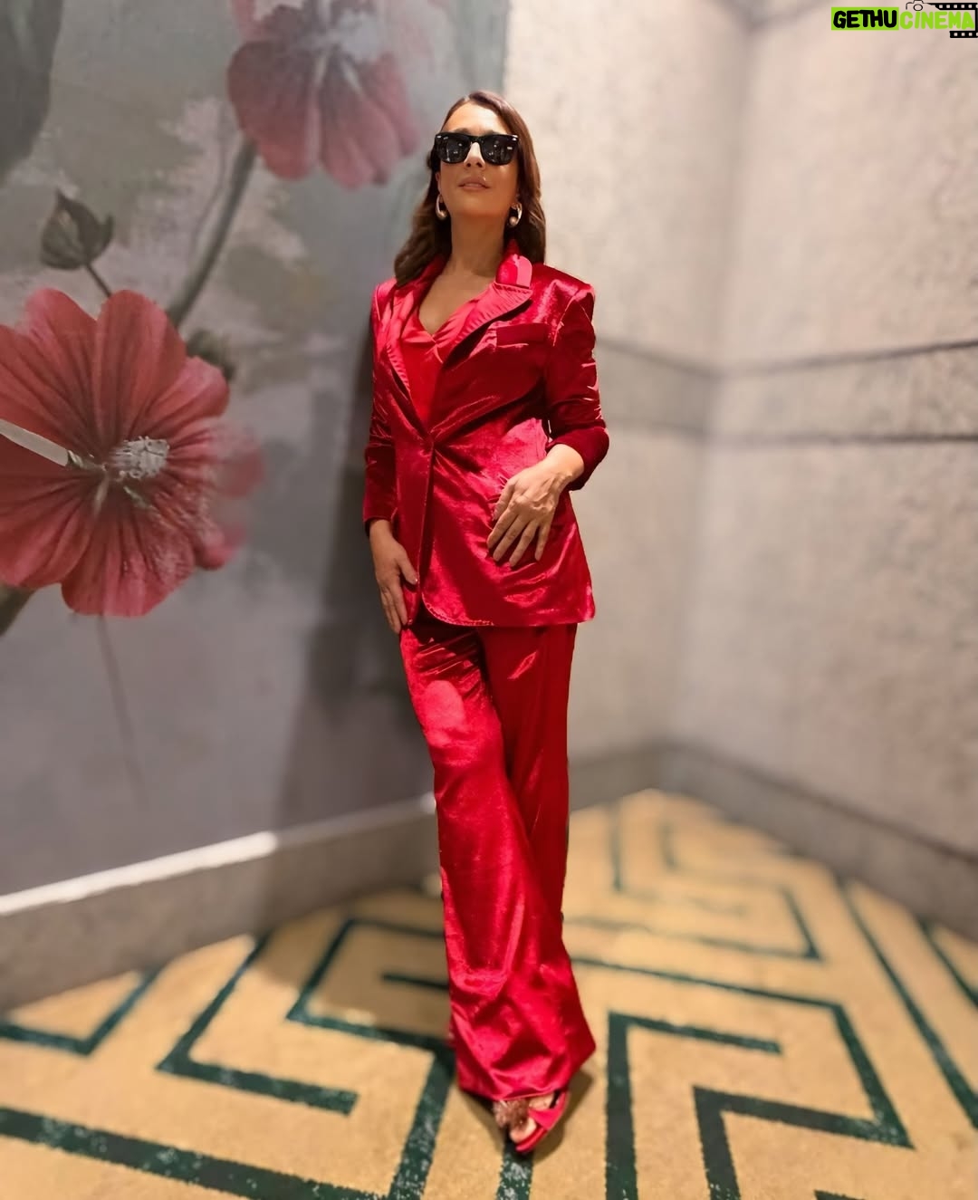 Catia Fonseca - 8.9K Likes - Sempre gostei de moda. Mas não faz muito  tempo que estou arriscando, ousando e me amando mais. Acho que isso tem haver com todas as transformações que estou fazendo e passando na minha vida. 

Obrigada pela parceria 🙏🏻
@vitorzerbinato
@hectoralbertazzi 
@dricacruz 
@thiagoshull