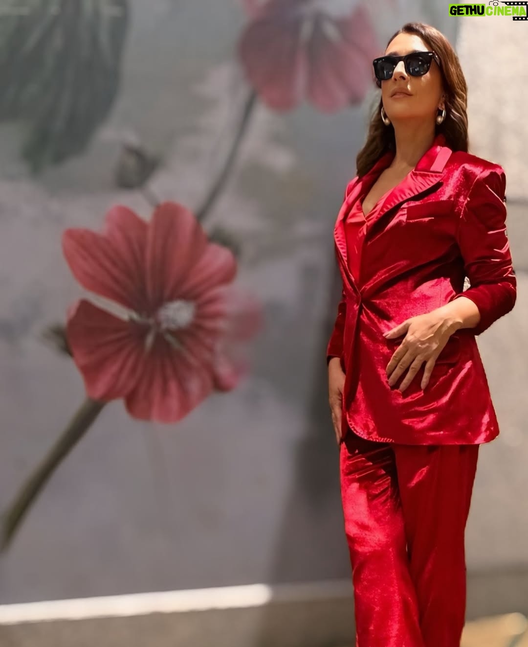 Catia Fonseca - 8.9K Likes - Sempre gostei de moda. Mas não faz muito  tempo que estou arriscando, ousando e me amando mais. Acho que isso tem haver com todas as transformações que estou fazendo e passando na minha vida. 

Obrigada pela parceria 🙏🏻
@vitorzerbinato
@hectoralbertazzi 
@dricacruz 
@thiagoshull