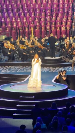 Catia Fonseca Instagram - Que show maravilhoso.
Obrigada @thetabernaclechoir @igrejadejesuscristo.brasil @alexdantas7 
OBRIGADA SENHOR POR ME COLOCAR AQUI. NÃO TENHO PALAVRAS PARA AGRADECER.🙏❤️
