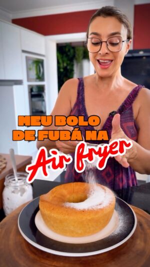 Catia Fonseca Instagram - Gente eu amo esta receita de Bolo de Fubá na Air Fryer. É rápida, fácil de fazer e fica pronta rapidinho 

BOLO DE LARANJA COM FUBÁ FEITO NA AIR FRYER)

Ingredientes
	•	2 ovos
	•	120 ml (1/2 xícara) de óleo
	•	140 g (2/3 xícara) de açúcar
	•	1 xícara (chá) de farinha de trigo
	•	1/2 xícara (chá) de fubá fino
	•	1 1/2 colher (sopa) de raspas de laranja
	•	80 ml (1/3 xícara) de suco de laranja natural
	•	1 colher (chá) de fermento químico

⸻

Modo de preparo
	1.	Unte uma forma redonda de 20 cm e forre o fundo com papel manteiga.
	2.	 Misture com um fuê em uma travessa
	•	ovos
	•	óleo
	•	suco de laranja
	•	raspas de laranja 
  açúcar

Bata por 1 minuto até ficar homogêneo.
	3.	Transfira para uma tigela e acrescente:
	•	farinha
	•	fubá
Misture delicadamente até incorporar.
	4.	Por último, adicione o fermento e misture suavemente.
	5.	Despeje na forma e nivele.
	6.	Leve à air fryer a 160°C por 25 a 30 minutos.
	7.	Faça o teste do palito.

#bolo #airfryer