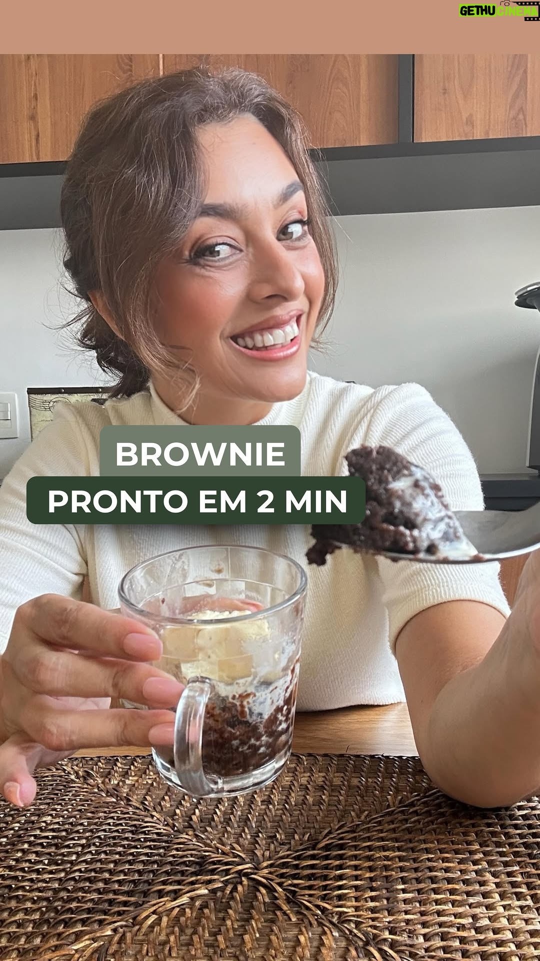 Catia Fonseca - 9.9K Likes - Quer aprender a fazer um brownie de micro-ondas a minha moda que fica pronto em 2 minutos? 🍫✨

Comente “RECEITA” que chega completinha no seu direct 📝

#brownie #browniedemicroondas #brownies #browniedechocolate