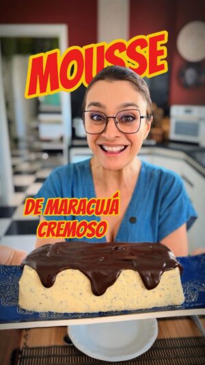 Catia Fonseca Instagram - Mousse de maracujá de corte.

4 maracujás batidos no liquidificador e levados a panela pra reduzir

No liquidificador colocar: 
1 caixinha ou latinha de leite condensado 
2 caixinhas de creme de leite
A redução de maracujá já fria 
130 gramas de Leite em pó  e 
100 grs de chocolate branco derretido. 

Bater bem e colocar em uma forma, cubrir com um saco de congelar e colocar a mousse na  geladeira até o dia seguinte. 

No outro dia desenformar e servir com uma geleia de maracujá ou ganache de chocolate meio amargo ou ao leite 

Para o ganache
150 grs de chocolate meio amargo 80 gramas de creme de leite

Colocar os chocolate e o creme de leite em uma travessa e colocar de 30 em 30 segundos mexendo a cada vez até que o chocolate derreta bem. Leve para a geladeira por uns 20min. E sirva sobre a mousse