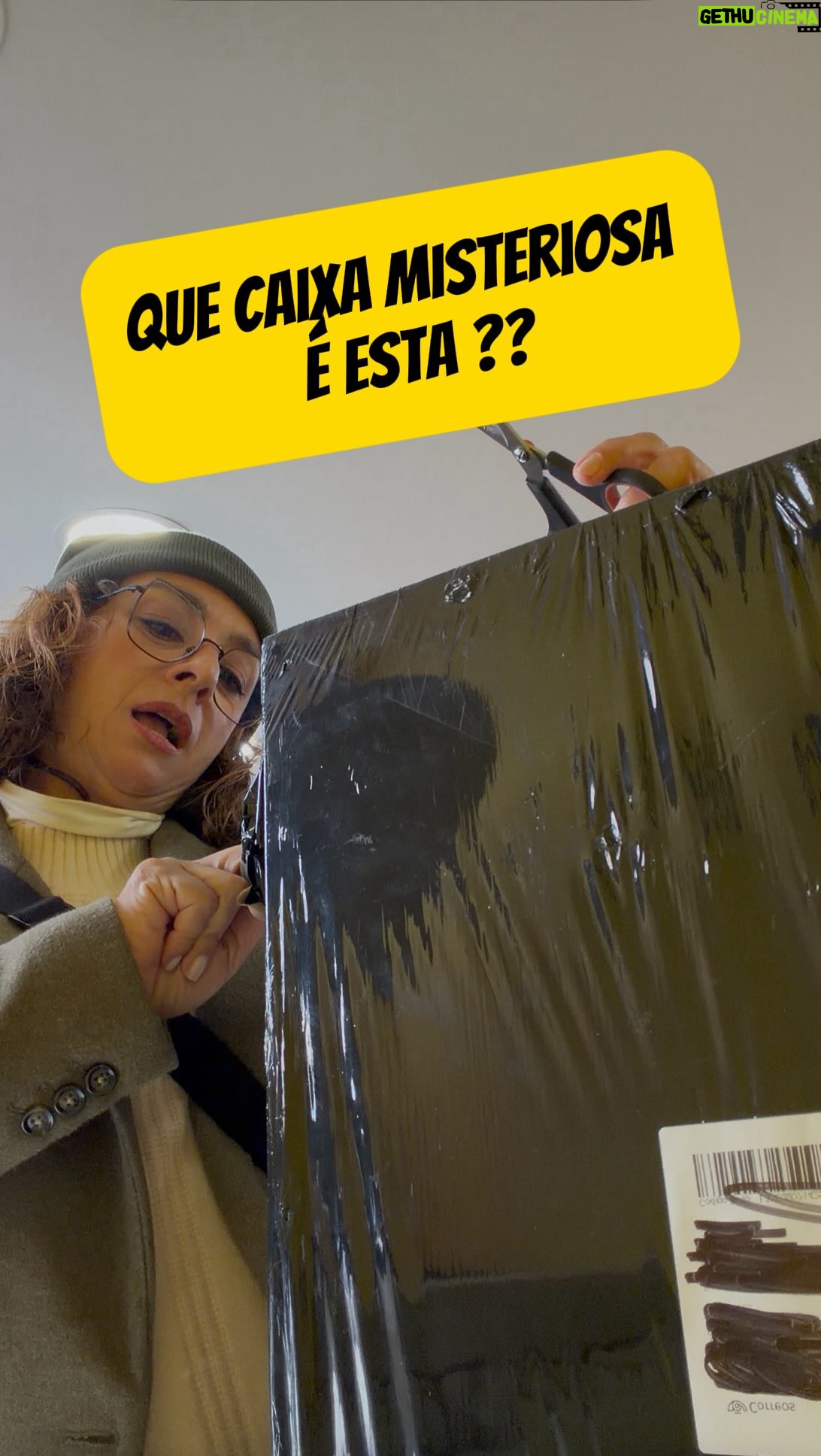 Catia Fonseca - 7.5K Likes - Aqui vc compra de tudo. Mas sem saber o que está comprando.  Então o mistério da Caixa Preta é descobrir o que tem dentro dela