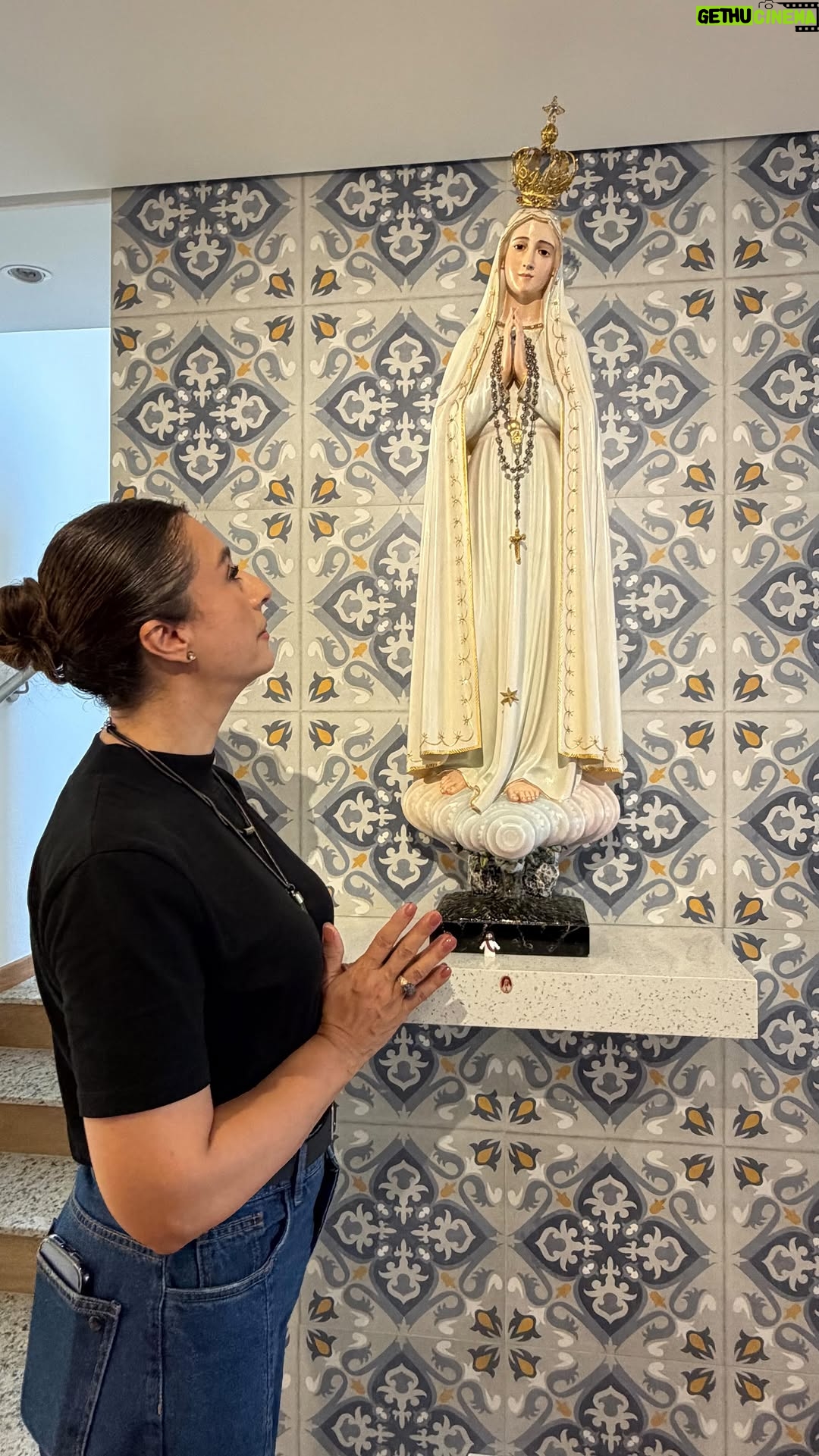 Catia Fonseca - 10.2K Likes - Hoje é um dia cheio de significado.Dia Internacional da Mulher. Um dia de reflexão, força e também de gratidão.

E, como se o destino quisesse deixar essa data ainda mais especial, hoje também celebramos o aniversário de uma mulher inesquecível: Hebe Camargo, que faria 97 anos. Uma mulher à frente do seu tempo, que abriu caminhos e inspirou tantas outras com sua coragem, autenticidade e alegria de viver.

Hoje vivi um momento que me emocionou profundamente. Plantamos árvores um gesto simples, mas cheio de simbolismo. Plantar é acreditar no futuro, é cuidar da vida, é deixar raízes de esperança para as próximas gerações.

E a emoção ficou ainda maior por estar ao lado da Nossa Senhora Peregrina, que visitava Hebe todos os anos. Uma presença que traz paz, fé e um sentimento de conexão que não consigo explicar em palavras.
Obrigada Paulo pelo convite, Marcelo e a todos que estavam com a gente nesse grande momento. 
Foi um dia de memória, de espiritualidade e de renovação.

Que possamos, como mulheres, continuar plantando amor, coragem e transformação por onde passarmos.
#diadasmulheres #diainternacionaldamulher