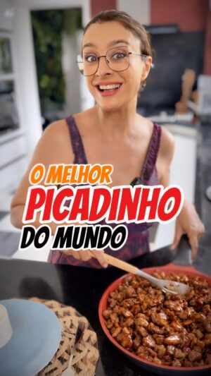 Catia Fonseca Instagram - PICADINHO DE CARNE COM BACON
Receita rápida para você fazer hoje 😜

* 1 kg de carne ( pode usar alcatra em tirinhas, coxão mole ou filé mignon em tirinhas)
* 100g de bacon em cubos
*  azeite ou óleo a gosto 
* 2 cebolas pequenas picadas
* 2 dentes de alho picados
* 2 folhas de louro
* 2 colheres (sopa) de extrato de tomate
* 1/4 xícara (chá) de vinho tinto
* 1 colher (chá) de molho inglês
* Sal e pimenta-do-reino moída a gosto
* Salsinha picada para finalizar

1. Tempere as tiras de carne com sal e pimenta-do-reino.
2. Em uma panela grande, frite o bacon em fogo baixo até dourar. Retire e reserve.
3. Na mesma panela, adicione um fio de azeite e doure a carne aos poucos, para não juntar líquido.
4. Acrescente mais um pouco de azeite e refogue a cebola, o alho e o louro.
5. Volte a carne e o bacon para a panela, refogue por mais alguns minutos e adicione o molho inglês, o extrato de tomate e o vinho tinto. Misture bem e deixe cozinhar por alguns minutos.
6. Finalize com salsinha picada e sirva.