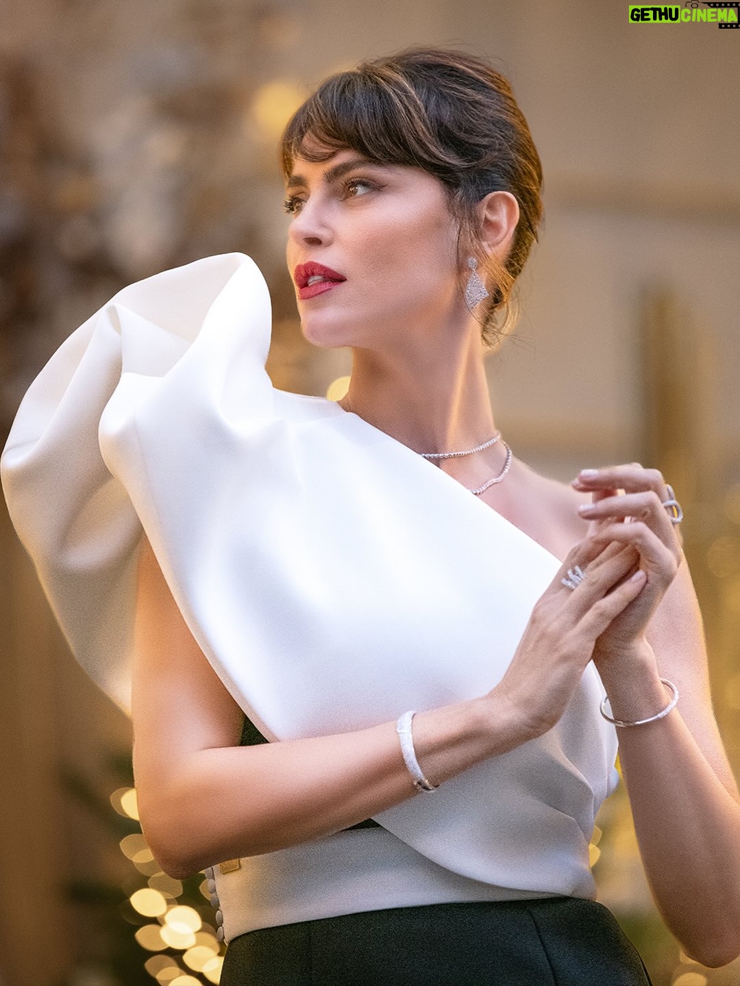 Catrinel Marlon - 24.7K Likes - True celebrations
are presence.
Love that lasts.
Us, together. 

@teilor_finejewellery