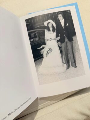 Catrinel Marlon Instagram - 💙 A te, che hai scelto di raccontare. @oreste_fiori_1925 

Caro Luciano,
con questo libro hai messo su carta non solo una storia di famiglia, ma un pezzo di memoria viva.
Hai dato voce a chi ha costruito bellezza in silenzio, a chi ha lavorato con le mani e con il cuore, custodendo le proprie radici mentre il mondo cambiava.

Dalla Roma del 1925, tra i fiori del Verano, fino a una visione che oggi parla al mondo intero, il tuo racconto è fatto di resilienza, passione e identità.
È una storia che profuma di tempo, di dedizione, di amore per il proprio mestiere.

Sono orgogliosa di questo libro appena uscito, scritto da mio suocero, perché non è solo una storia privata: è una storia che appartiene a tutti coloro che credono nel valore del lavoro, della memoria e della bellezza che resiste.

📖 Ora disponibile
Un libro da leggere, regalare e tramandare.

✨

#NuovaUscita #StoriaDiFamiglia #Dedica #Radici #Roma #Memoria #Passione #Orgoglio #LibriCheRestano