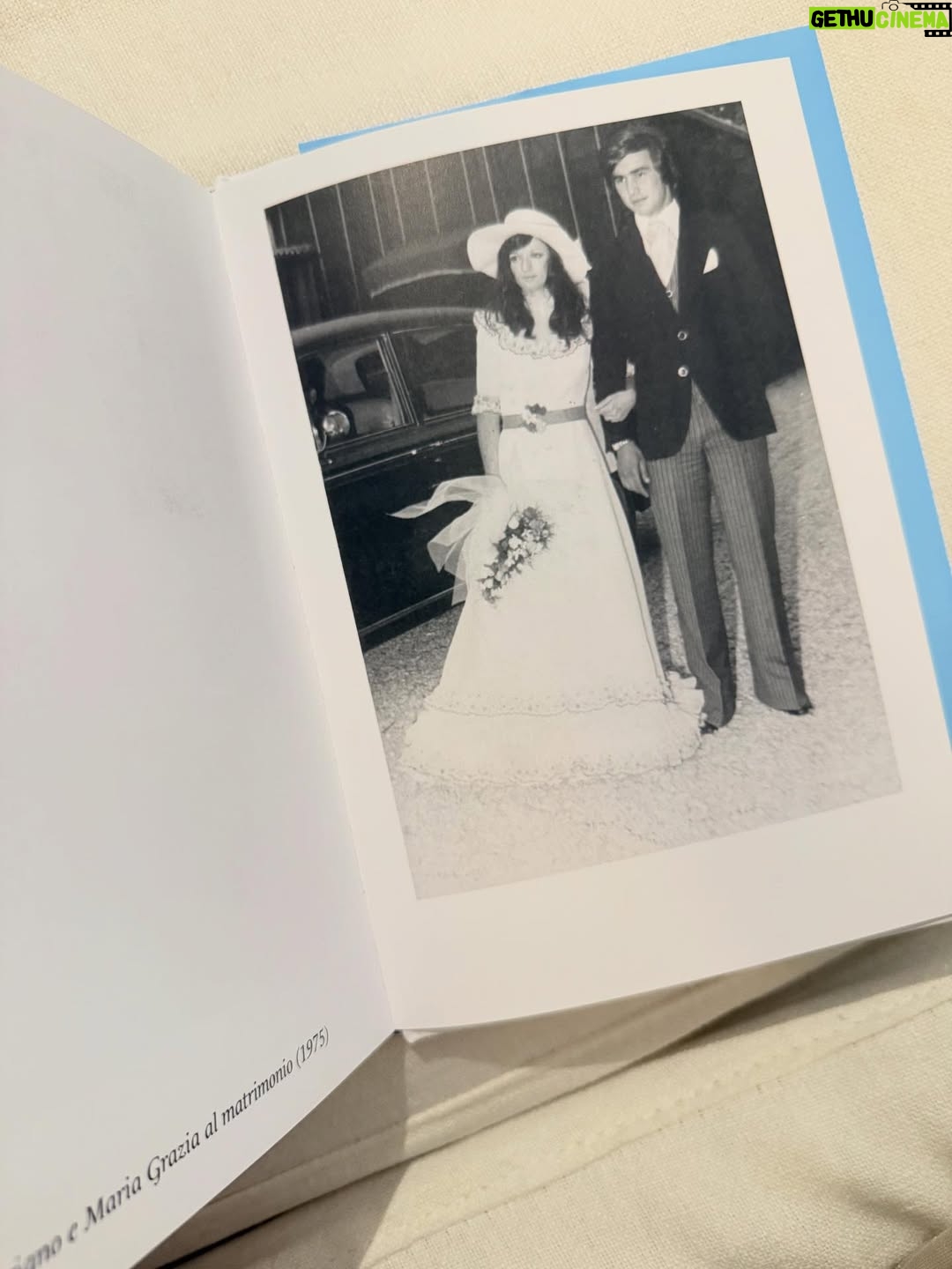Catrinel Marlon - 26.6K Likes - 💙 A te, che hai scelto di raccontare. @oreste_fiori_1925 

Caro Luciano,
con questo libro hai messo su carta non solo una storia di famiglia, ma un pezzo di memoria viva.
Hai dato voce a chi ha costruito bellezza in silenzio, a chi ha lavorato con le mani e con il cuore, custodendo le proprie radici mentre il mondo cambiava.

Dalla Roma del 1925, tra i fiori del Verano, fino a una visione che oggi parla al mondo intero, il tuo racconto è fatto di resilienza, passione e identità.
È una storia che profuma di tempo, di dedizione, di amore per il proprio mestiere.

Sono orgogliosa di questo libro appena uscito, scritto da mio suocero, perché non è solo una storia privata: è una storia che appartiene a tutti coloro che credono nel valore del lavoro, della memoria e della bellezza che resiste.

📖 Ora disponibile
Un libro da leggere, regalare e tramandare.

✨

#NuovaUscita #StoriaDiFamiglia #Dedica #Radici #Roma #Memoria #Passione #Orgoglio #LibriCheRestano