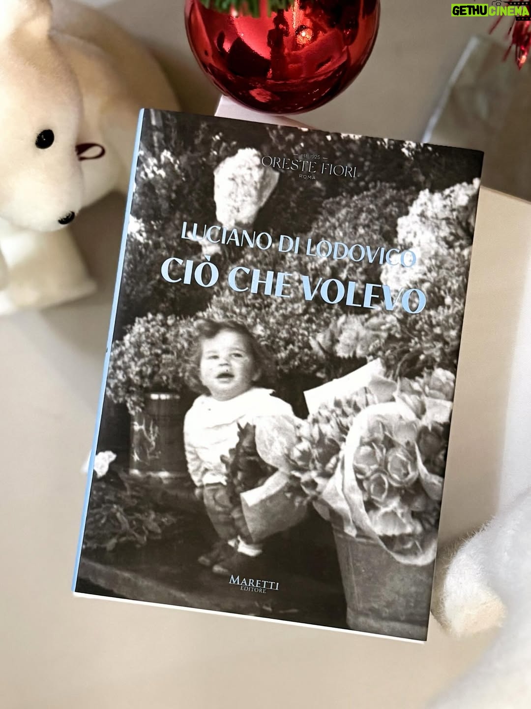 Catrinel Marlon - 26.6K Likes - 💙 A te, che hai scelto di raccontare. @oreste_fiori_1925 

Caro Luciano,
con questo libro hai messo su carta non solo una storia di famiglia, ma un pezzo di memoria viva.
Hai dato voce a chi ha costruito bellezza in silenzio, a chi ha lavorato con le mani e con il cuore, custodendo le proprie radici mentre il mondo cambiava.

Dalla Roma del 1925, tra i fiori del Verano, fino a una visione che oggi parla al mondo intero, il tuo racconto è fatto di resilienza, passione e identità.
È una storia che profuma di tempo, di dedizione, di amore per il proprio mestiere.

Sono orgogliosa di questo libro appena uscito, scritto da mio suocero, perché non è solo una storia privata: è una storia che appartiene a tutti coloro che credono nel valore del lavoro, della memoria e della bellezza che resiste.

📖 Ora disponibile
Un libro da leggere, regalare e tramandare.

✨

#NuovaUscita #StoriaDiFamiglia #Dedica #Radici #Roma #Memoria #Passione #Orgoglio #LibriCheRestano