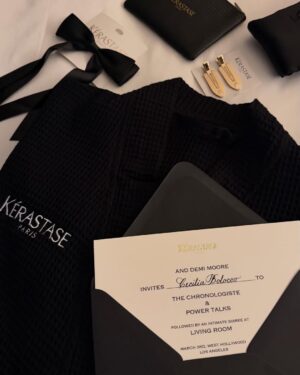 Cecilia Bolocco Instagram - Qué regalo más lindo me hizo @kerastase_official 🤍✨
Envejecer no es un castigo, es una bendición… cuando aprendemos a abrazar la sabiduría que traen los años. 🙏🏼