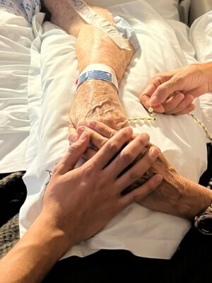 Cecilia Bolocco Instagram - Mi adorada mamá, no tengo palabras para despedirte! 
Solo quiero darte las gracias por tu extraordinario ejemplo de bondad, espiritualidad y fortaleza! 
Dedicaste tu vida entera a servir, a dar y darte a otros, siempre pendiente del más débil. 
Tu ejemplo y amor vivirá por siempre en mi corazón! Por favor desde ahí sigue enseñándome el camino!
Te amo mamá ❤️