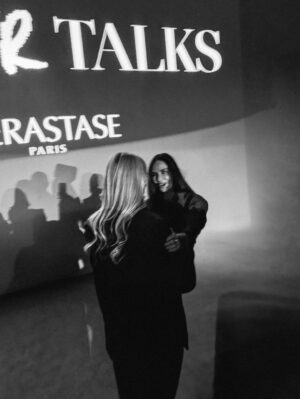Cecilia Bolocco Instagram - Qué regalo más lindo me hizo @kerastase_official 🤍✨
Envejecer no es un castigo, es una bendición… cuando aprendemos a abrazar la sabiduría que traen los años. 🙏🏼