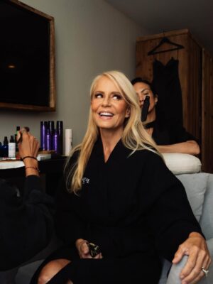 Cecilia Bolocco Instagram - Qué regalo más lindo me hizo @kerastase_official 🤍✨
Envejecer no es un castigo, es una bendición… cuando aprendemos a abrazar la sabiduría que traen los años. 🙏🏼