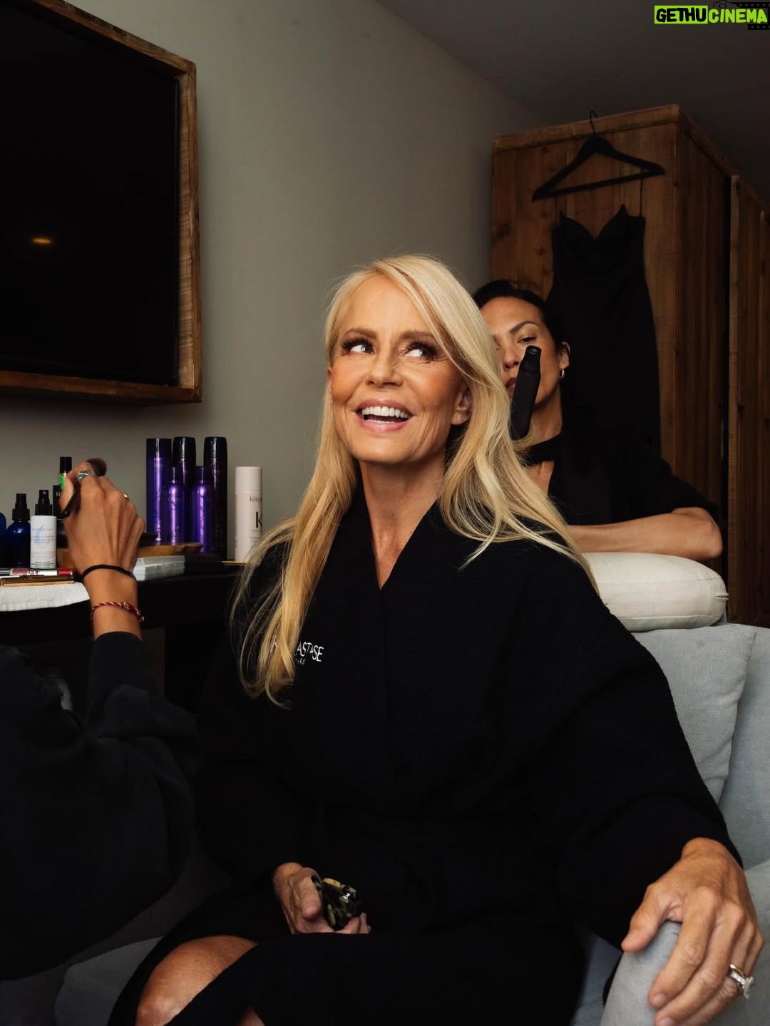 Cecilia Bolocco - 52.9K Likes - Qué regalo más lindo me hizo @kerastase_official 🤍✨
Envejecer no es un castigo, es una bendición… cuando aprendemos a abrazar la sabiduría que traen los años. 🙏🏼