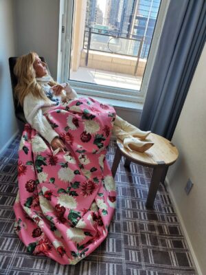 Céline Dion Instagram - A quiet moment by the window, taking in the New York skyline and all its possibilities…

📸: Deanna Dee Marti (March 2020)