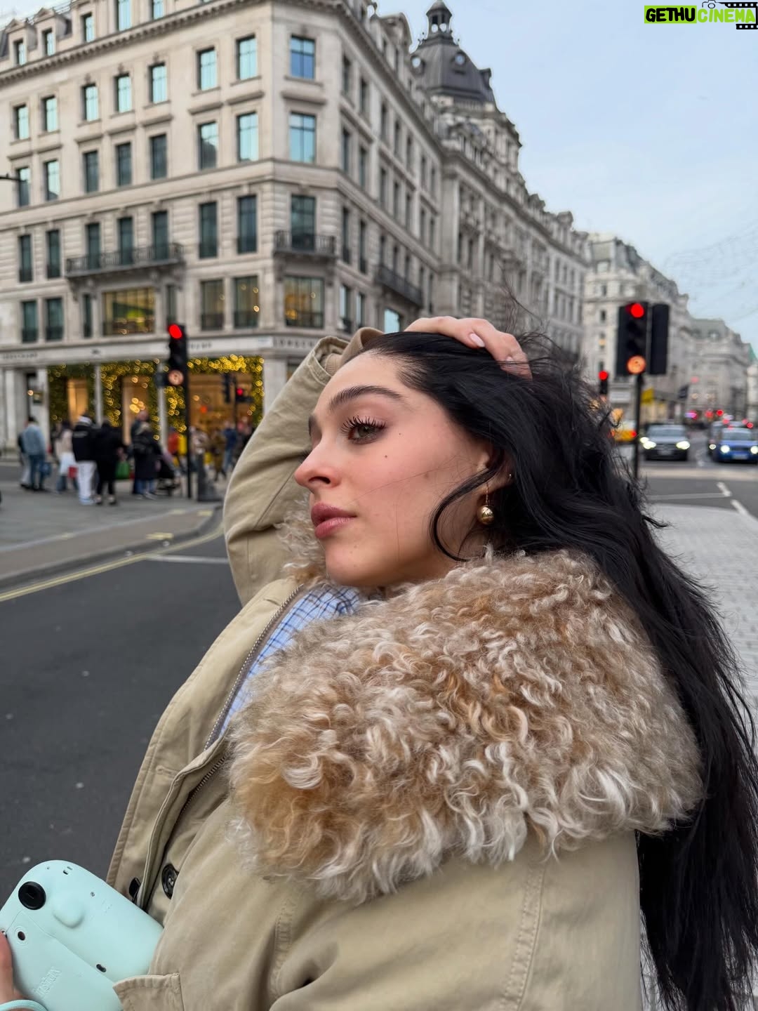 Cemre Baysel - 1.6 Million Likes - Bolca mutlu olduğumuz annnn