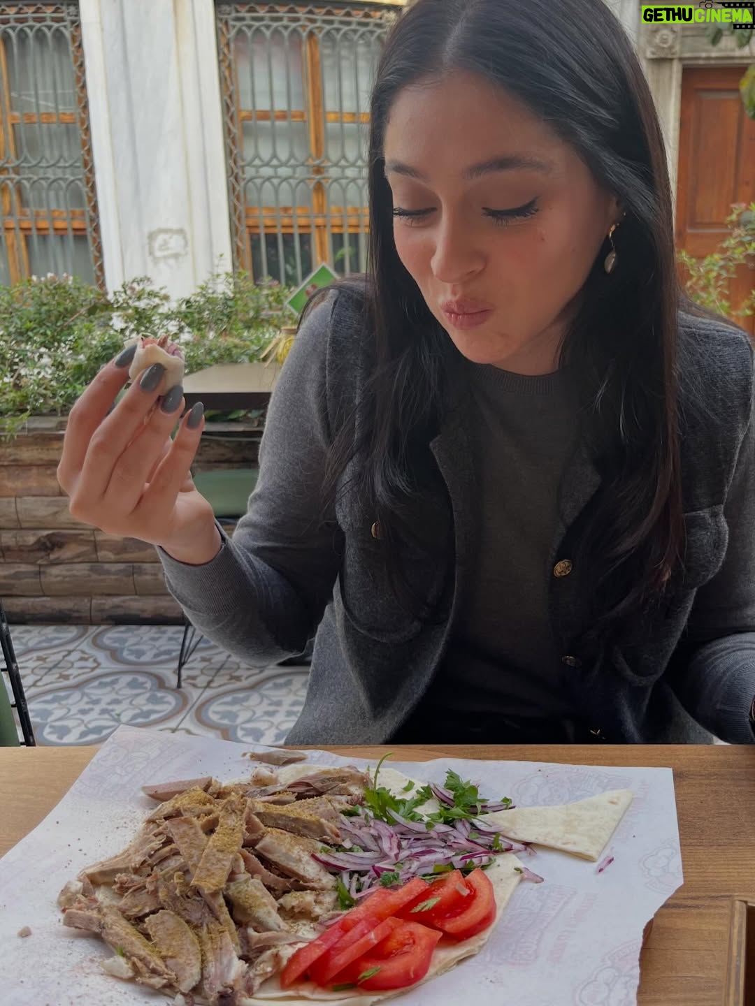 Cemre Baysel - 1.6 Million Likes - Bolca mutlu olduğumuz annnn