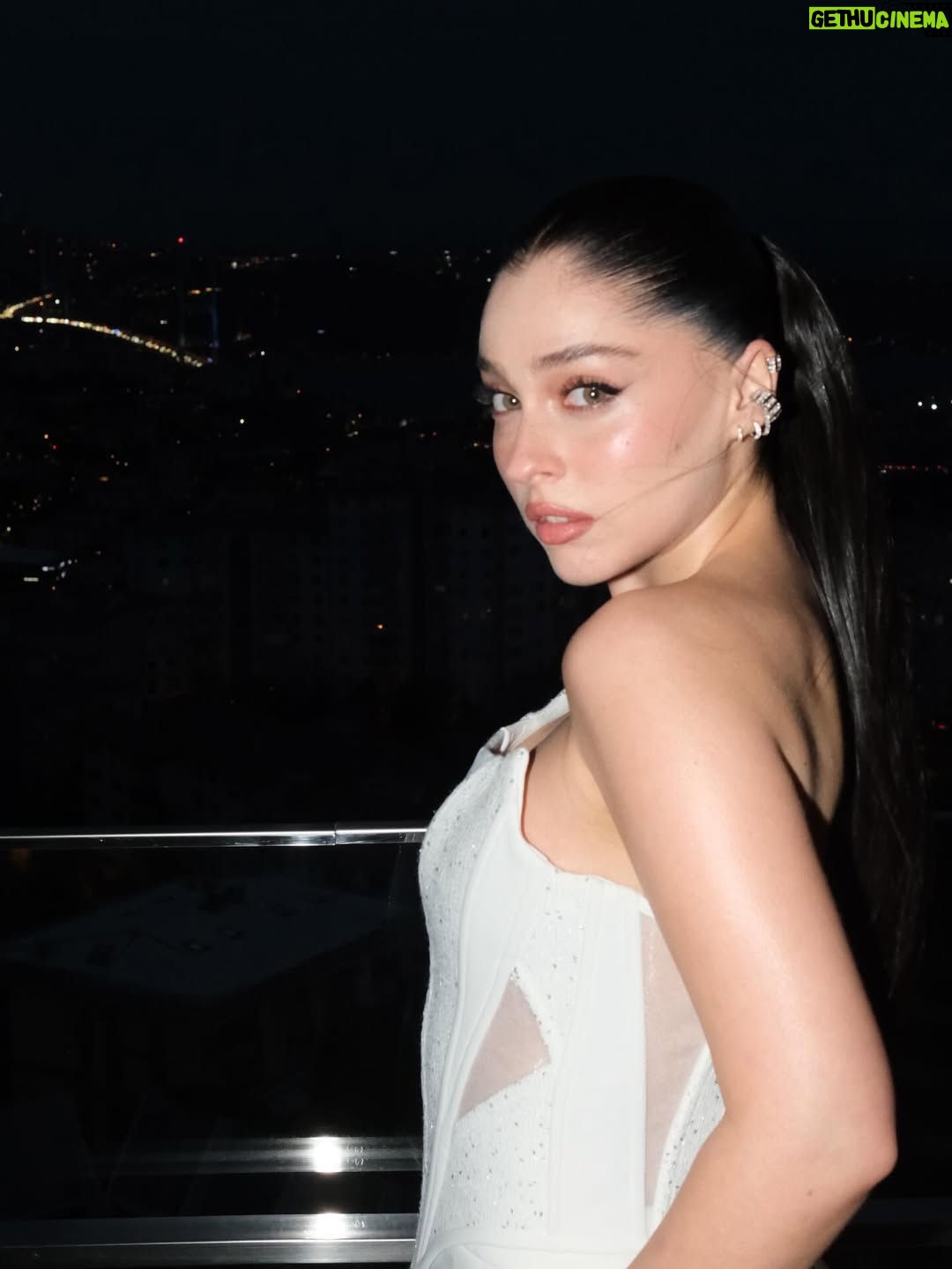 Cemre Baysel - 0.9 Million Likes - 🤍
