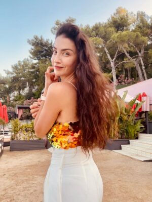 Ceren Benderlioğlu Instagram - Yaz’a doğru ♥️♥️♥️