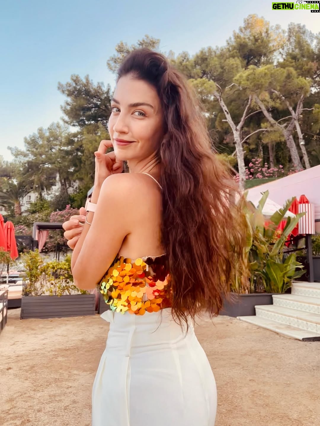 Ceren Benderlioğlu - 93.7K Likes - Yaz’a doğru ♥️♥️♥️
