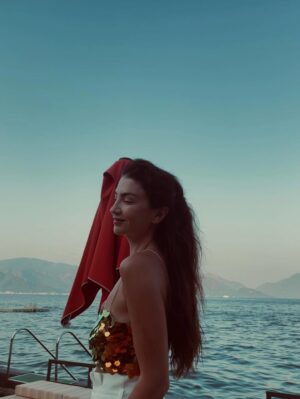 Ceren Benderlioğlu Instagram - Yaz’a doğru ♥️♥️♥️
