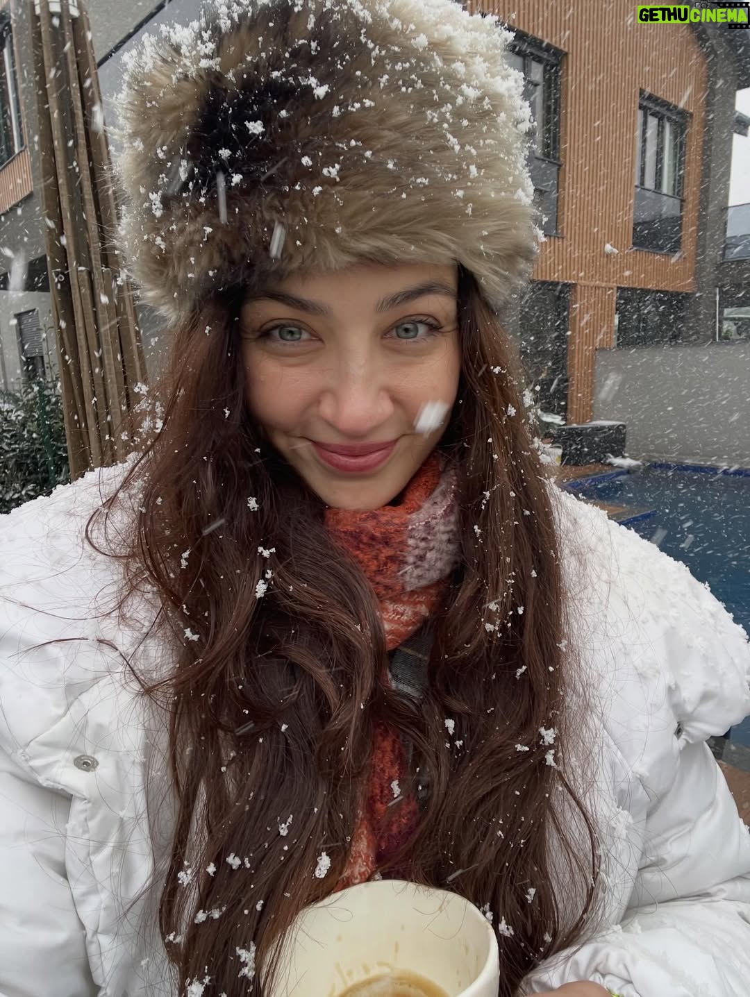 Ceren Benderlioğlu - 95.1K Likes - İstanbula kar yılbaşında yağdı . Bugün İstanbul’a kar yağdı haberlerine itibar etmeyiniz zira yağmadı.