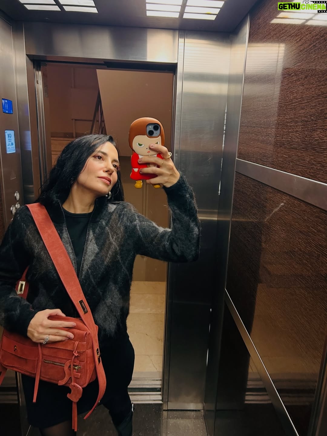 Ceren Yalazoğlu Karakoç - 58.1K Likes - Yeni haftaya girerken,yanımda kalanlar🥂🍾🍀