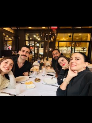 Ceren Yalazoğlu Karakoç Instagram - Yeni haftaya girerken,yanımda kalanlar🥂🍾🍀