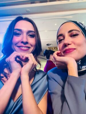 Ceren Yalazoğlu Karakoç Instagram - Yeni haftaya girerken,yanımda kalanlar🥂🍾🍀