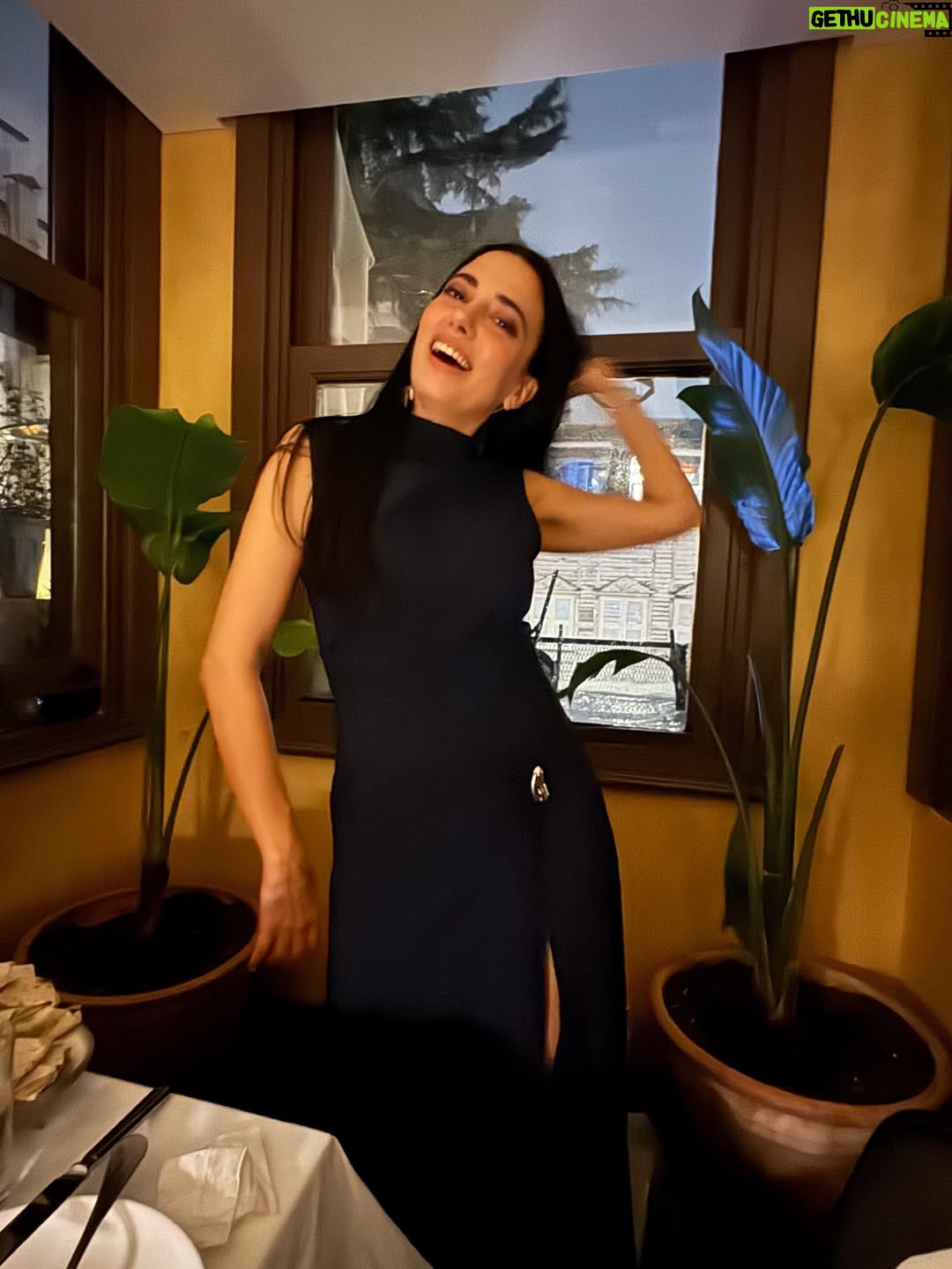 Ceren Yalazoğlu Karakoç - 58.1K Likes - Yeni haftaya girerken,yanımda kalanlar🥂🍾🍀