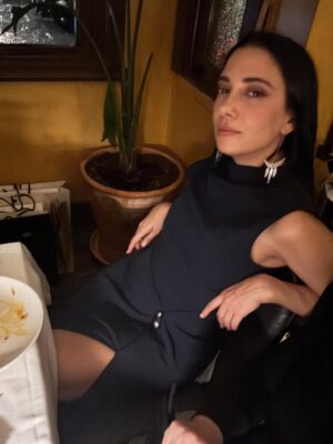 Ceren Yalazoğlu Karakoç Instagram - Yeni haftaya girerken,yanımda kalanlar🥂🍾🍀