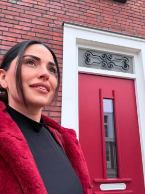 Cevahir Turan Instagram - 7 senedir evliyim. Ama bunun sadece 1,5 senesini kendi düzenimde, kendi evimde yaşayabildim. Geri kalan yıllar…
Eşyalar kutularda ve depolarda. “Ha taşındık ha taşınacağız” derken bir yıl iş yerinin lojmanında, 2 yıl kayınvalidemde ve son bir yıldır annemde…

Ve bugün… kutusuz yaşayacağım evimin anahtarını aldık 🥰 Kırmızı bir kapımız var. Evi aldığımız kişi aslen Çin, “haftaya Çin’de yeni yıl” dedi. Orada kırmızı; şans, bereket ve yeni başlangıç demekmiş.Bize de tam da bu zamana nasip oldu… ❤️ Tesadüf mü bilmem ama bugün biz de kırmızı giymiştik.
Ve haftaya 5. kez taşınıyoruz 🥰 Bu sefer geçici değil, kutulardaki tüm eşyaların dizildiği eve…

Bir sonraki taşınma için bana kaç yıl verirsiniz? 😅