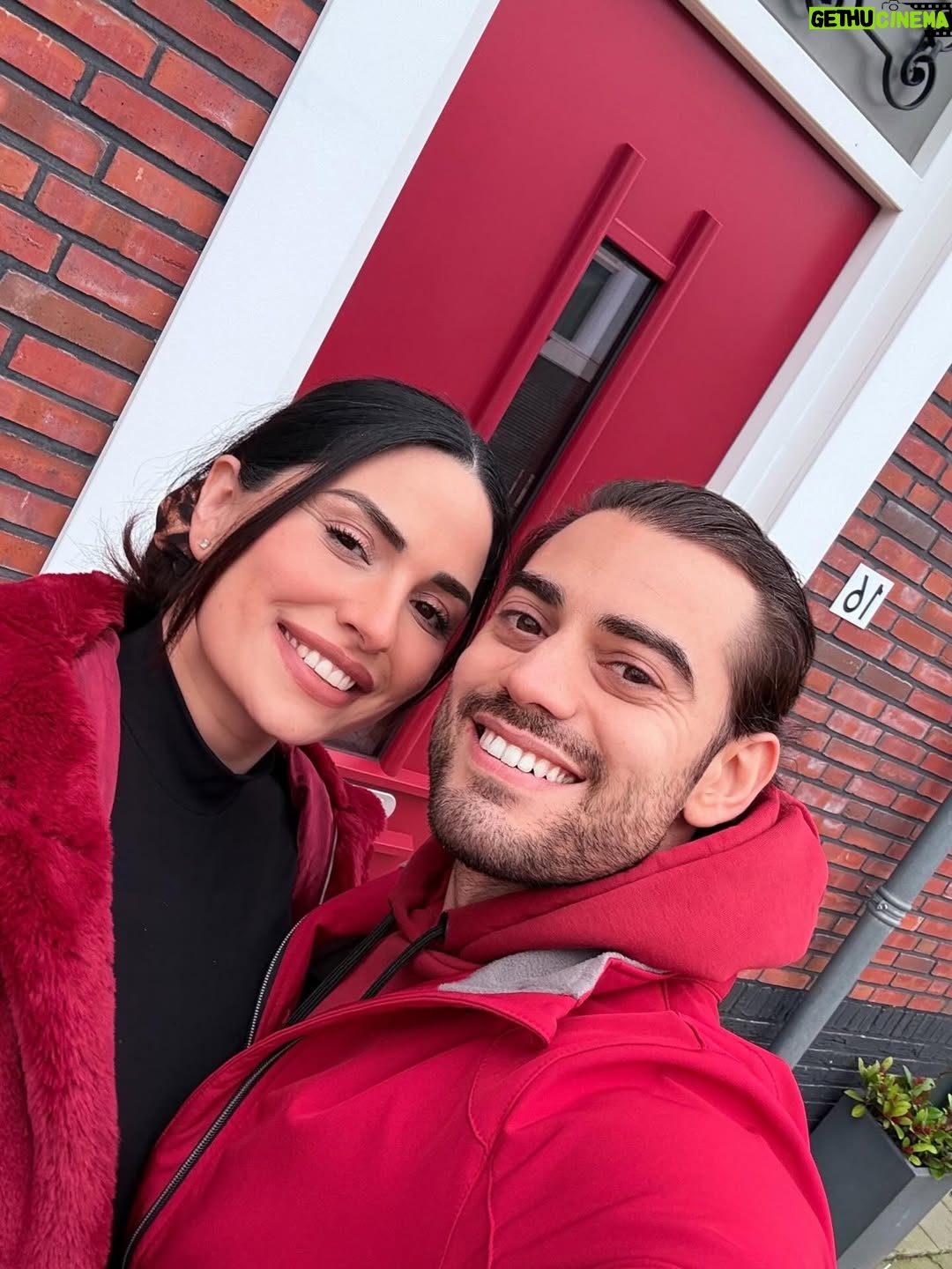 Cevahir Turan - 11.8K Likes - 7 senedir evliyim. Ama bunun sadece 1,5 senesini kendi düzenimde, kendi evimde yaşayabildim. Geri kalan yıllar…
Eşyalar kutularda ve depolarda. “Ha taşındık ha taşınacağız” derken bir yıl iş yerinin lojmanında, 2 yıl kayınvalidemde ve son bir yıldır annemde…

Ve bugün… kutusuz yaşayacağım evimin anahtarını aldık 🥰 Kırmızı bir kapımız var. Evi aldığımız kişi aslen Çin, “haftaya Çin’de yeni yıl” dedi. Orada kırmızı; şans, bereket ve yeni başlangıç demekmiş.Bize de tam da bu zamana nasip oldu… ❤️ Tesadüf mü bilmem ama bugün biz de kırmızı giymiştik.
Ve haftaya 5. kez taşınıyoruz 🥰 Bu sefer geçici değil, kutulardaki tüm eşyaların dizildiği eve…

Bir sonraki taşınma için bana kaç yıl verirsiniz? 😅