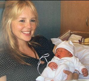 Chantal Janzen Instagram - M’n eerste baby is jarig vandaag. 17. 
ZEVENTIENNNNN. Hoe kàn dit? Ik bekijk al ‘n paar dagen foto’s van toen je klein was. En dat ik nu onder deze post gewoon een eigen song van jou kan zetten, man daar krijg ik nog meer ‘n prikneus van. 
Je bent een bijzonder goed gelukt wezen, Jamesza. 
Ik ben al 17 jaar supertrots dat ik jouw moeder mag zijn. We zijn trots op wie je bent, wat je bent en vooral op hoe je bent. 
We komen nu in een nieuwe fase, waarin ik je steeds meer moet loslaten, en ja, dat vind ik best lastig, zoals je weet. En merkt. Maar, zo gaat dat. Zo hoort dat. Zo moet dat. En dat is ook weer prachtig. En gelukkig heeft je vader dit al eerder meegemaakt met je zussen en broer, dus dat is fijn voor je op dit gebied ietwat emotioneel labiele moeder. Al is ons Marco ook een Peter Prikneus aan het worden als we het, zonder dat jij erbij bent, erover hebben dat we je wellicht na de zomer ergens achter moeten laten. Dat we je niet meer iedere dag boven ons op de piano of op je gitaar horen scheuren. Maar die nieuwe plek zal sowieso altijd een plek zijn waar je je dromen achterna gaat, en dat is natuurlijk het allermooiste wat er is. Maar daar ga ik vandaag even niet aan denken. 
Je lag 17 jaar geleden in m’n armen, en die blijven altijd open voor je. Voor als je bij me wil komen als je dat wil. Voor als je het nodig hebt, of voor het betalen van ‘n tikkie. Wij houden van jou, leuke jongen. Je zussen, je grote broer, die kleine huiself en je vader en ik. Voor altijd samen, voor altijd m’n eerste baby. Hoe vreselijk weeïg dat laatste ook klinkt. 
❤️ mama
En ik beloof je bij deze ook alvast dat ik later nooit ongepast zal dansen op je bruiloft.