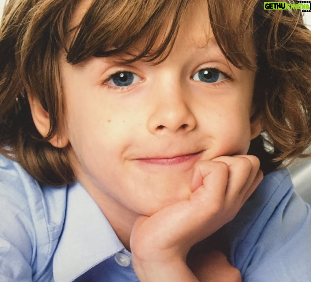Chantal Janzen - 110.9K Likes - M’n eerste baby is jarig vandaag. 17. 
ZEVENTIENNNNN. Hoe kàn dit? Ik bekijk al ‘n paar dagen foto’s van toen je klein was. En dat ik nu onder deze post gewoon een eigen song van jou kan zetten, man daar krijg ik nog meer ‘n prikneus van. 
Je bent een bijzonder goed gelukt wezen, Jamesza. 
Ik ben al 17 jaar supertrots dat ik jouw moeder mag zijn. We zijn trots op wie je bent, wat je bent en vooral op hoe je bent. 
We komen nu in een nieuwe fase, waarin ik je steeds meer moet loslaten, en ja, dat vind ik best lastig, zoals je weet. En merkt. Maar, zo gaat dat. Zo hoort dat. Zo moet dat. En dat is ook weer prachtig. En gelukkig heeft je vader dit al eerder meegemaakt met je zussen en broer, dus dat is fijn voor je op dit gebied ietwat emotioneel labiele moeder. Al is ons Marco ook een Peter Prikneus aan het worden als we het, zonder dat jij erbij bent, erover hebben dat we je wellicht na de zomer ergens achter moeten laten. Dat we je niet meer iedere dag boven ons op de piano of op je gitaar horen scheuren. Maar die nieuwe plek zal sowieso altijd een plek zijn waar je je dromen achterna gaat, en dat is natuurlijk het allermooiste wat er is. Maar daar ga ik vandaag even niet aan denken. 
Je lag 17 jaar geleden in m’n armen, en die blijven altijd open voor je. Voor als je bij me wil komen als je dat wil. Voor als je het nodig hebt, of voor het betalen van ‘n tikkie. Wij houden van jou, leuke jongen. Je zussen, je grote broer, die kleine huiself en je vader en ik. Voor altijd samen, voor altijd m’n eerste baby. Hoe vreselijk weeïg dat laatste ook klinkt. 
❤️ mama
En ik beloof je bij deze ook alvast dat ik later nooit ongepast zal dansen op je bruiloft.
