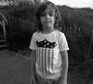 Chantal Janzen Instagram - M’n eerste baby is jarig vandaag. 17. 
ZEVENTIENNNNN. Hoe kàn dit? Ik bekijk al ‘n paar dagen foto’s van toen je klein was. En dat ik nu onder deze post gewoon een eigen song van jou kan zetten, man daar krijg ik nog meer ‘n prikneus van. 
Je bent een bijzonder goed gelukt wezen, Jamesza. 
Ik ben al 17 jaar supertrots dat ik jouw moeder mag zijn. We zijn trots op wie je bent, wat je bent en vooral op hoe je bent. 
We komen nu in een nieuwe fase, waarin ik je steeds meer moet loslaten, en ja, dat vind ik best lastig, zoals je weet. En merkt. Maar, zo gaat dat. Zo hoort dat. Zo moet dat. En dat is ook weer prachtig. En gelukkig heeft je vader dit al eerder meegemaakt met je zussen en broer, dus dat is fijn voor je op dit gebied ietwat emotioneel labiele moeder. Al is ons Marco ook een Peter Prikneus aan het worden als we het, zonder dat jij erbij bent, erover hebben dat we je wellicht na de zomer ergens achter moeten laten. Dat we je niet meer iedere dag boven ons op de piano of op je gitaar horen scheuren. Maar die nieuwe plek zal sowieso altijd een plek zijn waar je je dromen achterna gaat, en dat is natuurlijk het allermooiste wat er is. Maar daar ga ik vandaag even niet aan denken. 
Je lag 17 jaar geleden in m’n armen, en die blijven altijd open voor je. Voor als je bij me wil komen als je dat wil. Voor als je het nodig hebt, of voor het betalen van ‘n tikkie. Wij houden van jou, leuke jongen. Je zussen, je grote broer, die kleine huiself en je vader en ik. Voor altijd samen, voor altijd m’n eerste baby. Hoe vreselijk weeïg dat laatste ook klinkt. 
❤️ mama
En ik beloof je bij deze ook alvast dat ik later nooit ongepast zal dansen op je bruiloft.