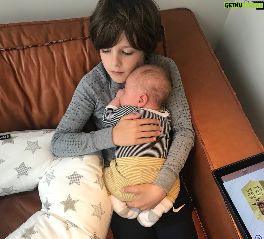 Chantal Janzen - 110.9K Likes - M’n eerste baby is jarig vandaag. 17. 
ZEVENTIENNNNN. Hoe kàn dit? Ik bekijk al ‘n paar dagen foto’s van toen je klein was. En dat ik nu onder deze post gewoon een eigen song van jou kan zetten, man daar krijg ik nog meer ‘n prikneus van. 
Je bent een bijzonder goed gelukt wezen, Jamesza. 
Ik ben al 17 jaar supertrots dat ik jouw moeder mag zijn. We zijn trots op wie je bent, wat je bent en vooral op hoe je bent. 
We komen nu in een nieuwe fase, waarin ik je steeds meer moet loslaten, en ja, dat vind ik best lastig, zoals je weet. En merkt. Maar, zo gaat dat. Zo hoort dat. Zo moet dat. En dat is ook weer prachtig. En gelukkig heeft je vader dit al eerder meegemaakt met je zussen en broer, dus dat is fijn voor je op dit gebied ietwat emotioneel labiele moeder. Al is ons Marco ook een Peter Prikneus aan het worden als we het, zonder dat jij erbij bent, erover hebben dat we je wellicht na de zomer ergens achter moeten laten. Dat we je niet meer iedere dag boven ons op de piano of op je gitaar horen scheuren. Maar die nieuwe plek zal sowieso altijd een plek zijn waar je je dromen achterna gaat, en dat is natuurlijk het allermooiste wat er is. Maar daar ga ik vandaag even niet aan denken. 
Je lag 17 jaar geleden in m’n armen, en die blijven altijd open voor je. Voor als je bij me wil komen als je dat wil. Voor als je het nodig hebt, of voor het betalen van ‘n tikkie. Wij houden van jou, leuke jongen. Je zussen, je grote broer, die kleine huiself en je vader en ik. Voor altijd samen, voor altijd m’n eerste baby. Hoe vreselijk weeïg dat laatste ook klinkt. 
❤️ mama
En ik beloof je bij deze ook alvast dat ik later nooit ongepast zal dansen op je bruiloft.
