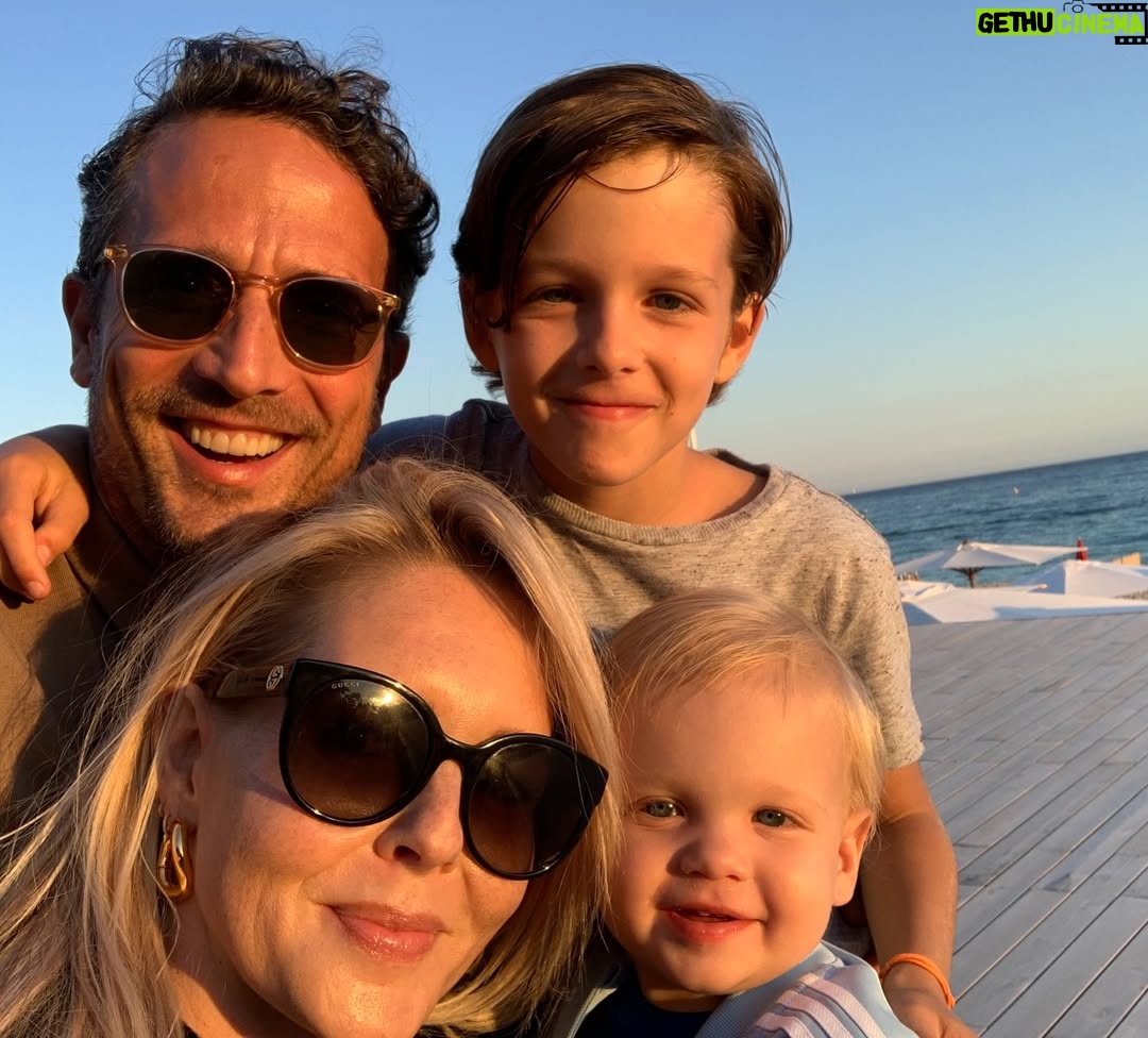 Chantal Janzen - 110.9K Likes - M’n eerste baby is jarig vandaag. 17. 
ZEVENTIENNNNN. Hoe kàn dit? Ik bekijk al ‘n paar dagen foto’s van toen je klein was. En dat ik nu onder deze post gewoon een eigen song van jou kan zetten, man daar krijg ik nog meer ‘n prikneus van. 
Je bent een bijzonder goed gelukt wezen, Jamesza. 
Ik ben al 17 jaar supertrots dat ik jouw moeder mag zijn. We zijn trots op wie je bent, wat je bent en vooral op hoe je bent. 
We komen nu in een nieuwe fase, waarin ik je steeds meer moet loslaten, en ja, dat vind ik best lastig, zoals je weet. En merkt. Maar, zo gaat dat. Zo hoort dat. Zo moet dat. En dat is ook weer prachtig. En gelukkig heeft je vader dit al eerder meegemaakt met je zussen en broer, dus dat is fijn voor je op dit gebied ietwat emotioneel labiele moeder. Al is ons Marco ook een Peter Prikneus aan het worden als we het, zonder dat jij erbij bent, erover hebben dat we je wellicht na de zomer ergens achter moeten laten. Dat we je niet meer iedere dag boven ons op de piano of op je gitaar horen scheuren. Maar die nieuwe plek zal sowieso altijd een plek zijn waar je je dromen achterna gaat, en dat is natuurlijk het allermooiste wat er is. Maar daar ga ik vandaag even niet aan denken. 
Je lag 17 jaar geleden in m’n armen, en die blijven altijd open voor je. Voor als je bij me wil komen als je dat wil. Voor als je het nodig hebt, of voor het betalen van ‘n tikkie. Wij houden van jou, leuke jongen. Je zussen, je grote broer, die kleine huiself en je vader en ik. Voor altijd samen, voor altijd m’n eerste baby. Hoe vreselijk weeïg dat laatste ook klinkt. 
❤️ mama
En ik beloof je bij deze ook alvast dat ik later nooit ongepast zal dansen op je bruiloft.