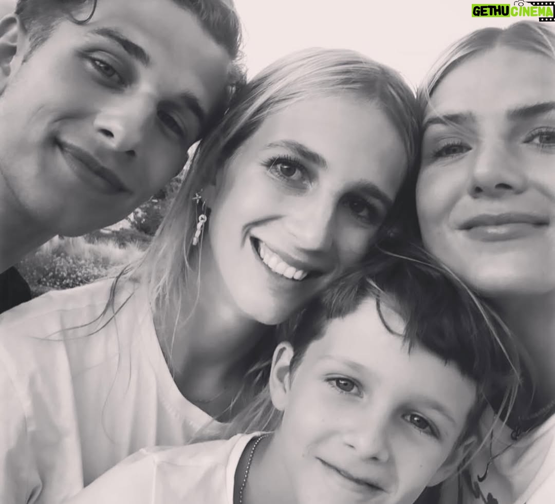 Chantal Janzen - 110.9K Likes - M’n eerste baby is jarig vandaag. 17. 
ZEVENTIENNNNN. Hoe kàn dit? Ik bekijk al ‘n paar dagen foto’s van toen je klein was. En dat ik nu onder deze post gewoon een eigen song van jou kan zetten, man daar krijg ik nog meer ‘n prikneus van. 
Je bent een bijzonder goed gelukt wezen, Jamesza. 
Ik ben al 17 jaar supertrots dat ik jouw moeder mag zijn. We zijn trots op wie je bent, wat je bent en vooral op hoe je bent. 
We komen nu in een nieuwe fase, waarin ik je steeds meer moet loslaten, en ja, dat vind ik best lastig, zoals je weet. En merkt. Maar, zo gaat dat. Zo hoort dat. Zo moet dat. En dat is ook weer prachtig. En gelukkig heeft je vader dit al eerder meegemaakt met je zussen en broer, dus dat is fijn voor je op dit gebied ietwat emotioneel labiele moeder. Al is ons Marco ook een Peter Prikneus aan het worden als we het, zonder dat jij erbij bent, erover hebben dat we je wellicht na de zomer ergens achter moeten laten. Dat we je niet meer iedere dag boven ons op de piano of op je gitaar horen scheuren. Maar die nieuwe plek zal sowieso altijd een plek zijn waar je je dromen achterna gaat, en dat is natuurlijk het allermooiste wat er is. Maar daar ga ik vandaag even niet aan denken. 
Je lag 17 jaar geleden in m’n armen, en die blijven altijd open voor je. Voor als je bij me wil komen als je dat wil. Voor als je het nodig hebt, of voor het betalen van ‘n tikkie. Wij houden van jou, leuke jongen. Je zussen, je grote broer, die kleine huiself en je vader en ik. Voor altijd samen, voor altijd m’n eerste baby. Hoe vreselijk weeïg dat laatste ook klinkt. 
❤️ mama
En ik beloof je bij deze ook alvast dat ik later nooit ongepast zal dansen op je bruiloft.