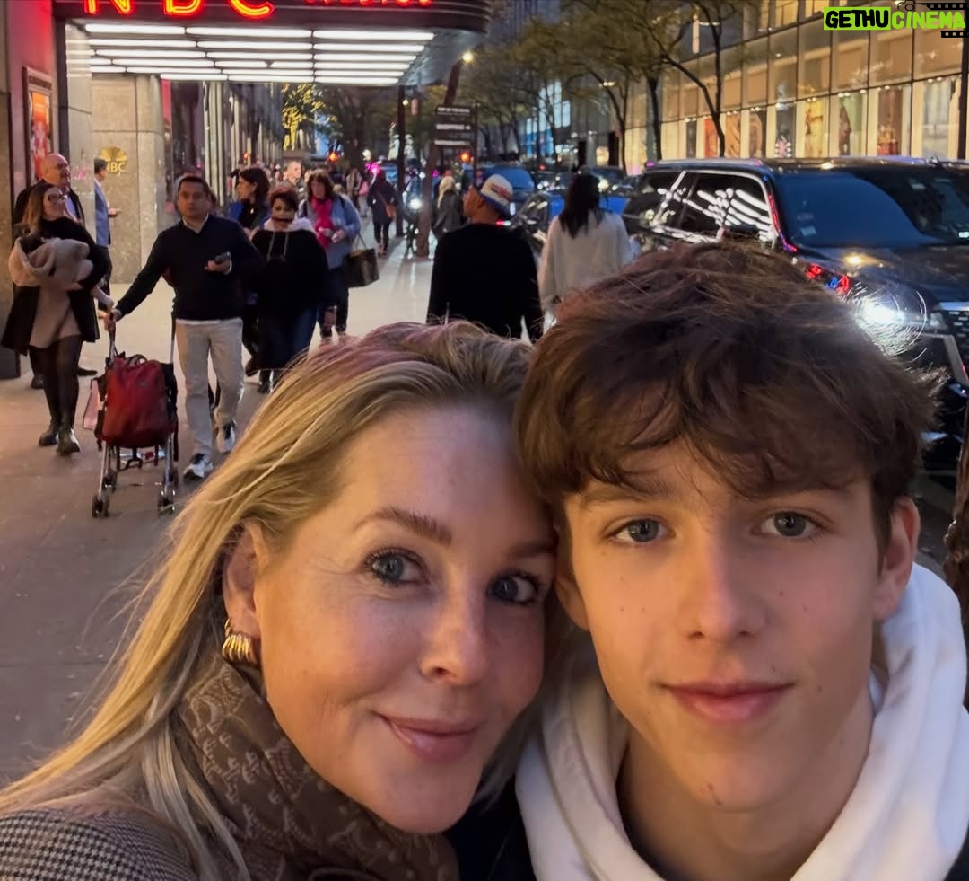 Chantal Janzen - 110.9K Likes - M’n eerste baby is jarig vandaag. 17. 
ZEVENTIENNNNN. Hoe kàn dit? Ik bekijk al ‘n paar dagen foto’s van toen je klein was. En dat ik nu onder deze post gewoon een eigen song van jou kan zetten, man daar krijg ik nog meer ‘n prikneus van. 
Je bent een bijzonder goed gelukt wezen, Jamesza. 
Ik ben al 17 jaar supertrots dat ik jouw moeder mag zijn. We zijn trots op wie je bent, wat je bent en vooral op hoe je bent. 
We komen nu in een nieuwe fase, waarin ik je steeds meer moet loslaten, en ja, dat vind ik best lastig, zoals je weet. En merkt. Maar, zo gaat dat. Zo hoort dat. Zo moet dat. En dat is ook weer prachtig. En gelukkig heeft je vader dit al eerder meegemaakt met je zussen en broer, dus dat is fijn voor je op dit gebied ietwat emotioneel labiele moeder. Al is ons Marco ook een Peter Prikneus aan het worden als we het, zonder dat jij erbij bent, erover hebben dat we je wellicht na de zomer ergens achter moeten laten. Dat we je niet meer iedere dag boven ons op de piano of op je gitaar horen scheuren. Maar die nieuwe plek zal sowieso altijd een plek zijn waar je je dromen achterna gaat, en dat is natuurlijk het allermooiste wat er is. Maar daar ga ik vandaag even niet aan denken. 
Je lag 17 jaar geleden in m’n armen, en die blijven altijd open voor je. Voor als je bij me wil komen als je dat wil. Voor als je het nodig hebt, of voor het betalen van ‘n tikkie. Wij houden van jou, leuke jongen. Je zussen, je grote broer, die kleine huiself en je vader en ik. Voor altijd samen, voor altijd m’n eerste baby. Hoe vreselijk weeïg dat laatste ook klinkt. 
❤️ mama
En ik beloof je bij deze ook alvast dat ik later nooit ongepast zal dansen op je bruiloft.