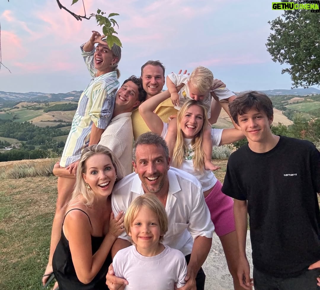 Chantal Janzen - 110.9K Likes - M’n eerste baby is jarig vandaag. 17. 
ZEVENTIENNNNN. Hoe kàn dit? Ik bekijk al ‘n paar dagen foto’s van toen je klein was. En dat ik nu onder deze post gewoon een eigen song van jou kan zetten, man daar krijg ik nog meer ‘n prikneus van. 
Je bent een bijzonder goed gelukt wezen, Jamesza. 
Ik ben al 17 jaar supertrots dat ik jouw moeder mag zijn. We zijn trots op wie je bent, wat je bent en vooral op hoe je bent. 
We komen nu in een nieuwe fase, waarin ik je steeds meer moet loslaten, en ja, dat vind ik best lastig, zoals je weet. En merkt. Maar, zo gaat dat. Zo hoort dat. Zo moet dat. En dat is ook weer prachtig. En gelukkig heeft je vader dit al eerder meegemaakt met je zussen en broer, dus dat is fijn voor je op dit gebied ietwat emotioneel labiele moeder. Al is ons Marco ook een Peter Prikneus aan het worden als we het, zonder dat jij erbij bent, erover hebben dat we je wellicht na de zomer ergens achter moeten laten. Dat we je niet meer iedere dag boven ons op de piano of op je gitaar horen scheuren. Maar die nieuwe plek zal sowieso altijd een plek zijn waar je je dromen achterna gaat, en dat is natuurlijk het allermooiste wat er is. Maar daar ga ik vandaag even niet aan denken. 
Je lag 17 jaar geleden in m’n armen, en die blijven altijd open voor je. Voor als je bij me wil komen als je dat wil. Voor als je het nodig hebt, of voor het betalen van ‘n tikkie. Wij houden van jou, leuke jongen. Je zussen, je grote broer, die kleine huiself en je vader en ik. Voor altijd samen, voor altijd m’n eerste baby. Hoe vreselijk weeïg dat laatste ook klinkt. 
❤️ mama
En ik beloof je bij deze ook alvast dat ik later nooit ongepast zal dansen op je bruiloft.