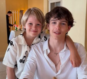 Chantal Janzen Instagram - M’n eerste baby is jarig vandaag. 17. 
ZEVENTIENNNNN. Hoe kàn dit? Ik bekijk al ‘n paar dagen foto’s van toen je klein was. En dat ik nu onder deze post gewoon een eigen song van jou kan zetten, man daar krijg ik nog meer ‘n prikneus van. 
Je bent een bijzonder goed gelukt wezen, Jamesza. 
Ik ben al 17 jaar supertrots dat ik jouw moeder mag zijn. We zijn trots op wie je bent, wat je bent en vooral op hoe je bent. 
We komen nu in een nieuwe fase, waarin ik je steeds meer moet loslaten, en ja, dat vind ik best lastig, zoals je weet. En merkt. Maar, zo gaat dat. Zo hoort dat. Zo moet dat. En dat is ook weer prachtig. En gelukkig heeft je vader dit al eerder meegemaakt met je zussen en broer, dus dat is fijn voor je op dit gebied ietwat emotioneel labiele moeder. Al is ons Marco ook een Peter Prikneus aan het worden als we het, zonder dat jij erbij bent, erover hebben dat we je wellicht na de zomer ergens achter moeten laten. Dat we je niet meer iedere dag boven ons op de piano of op je gitaar horen scheuren. Maar die nieuwe plek zal sowieso altijd een plek zijn waar je je dromen achterna gaat, en dat is natuurlijk het allermooiste wat er is. Maar daar ga ik vandaag even niet aan denken. 
Je lag 17 jaar geleden in m’n armen, en die blijven altijd open voor je. Voor als je bij me wil komen als je dat wil. Voor als je het nodig hebt, of voor het betalen van ‘n tikkie. Wij houden van jou, leuke jongen. Je zussen, je grote broer, die kleine huiself en je vader en ik. Voor altijd samen, voor altijd m’n eerste baby. Hoe vreselijk weeïg dat laatste ook klinkt. 
❤️ mama
En ik beloof je bij deze ook alvast dat ik later nooit ongepast zal dansen op je bruiloft.