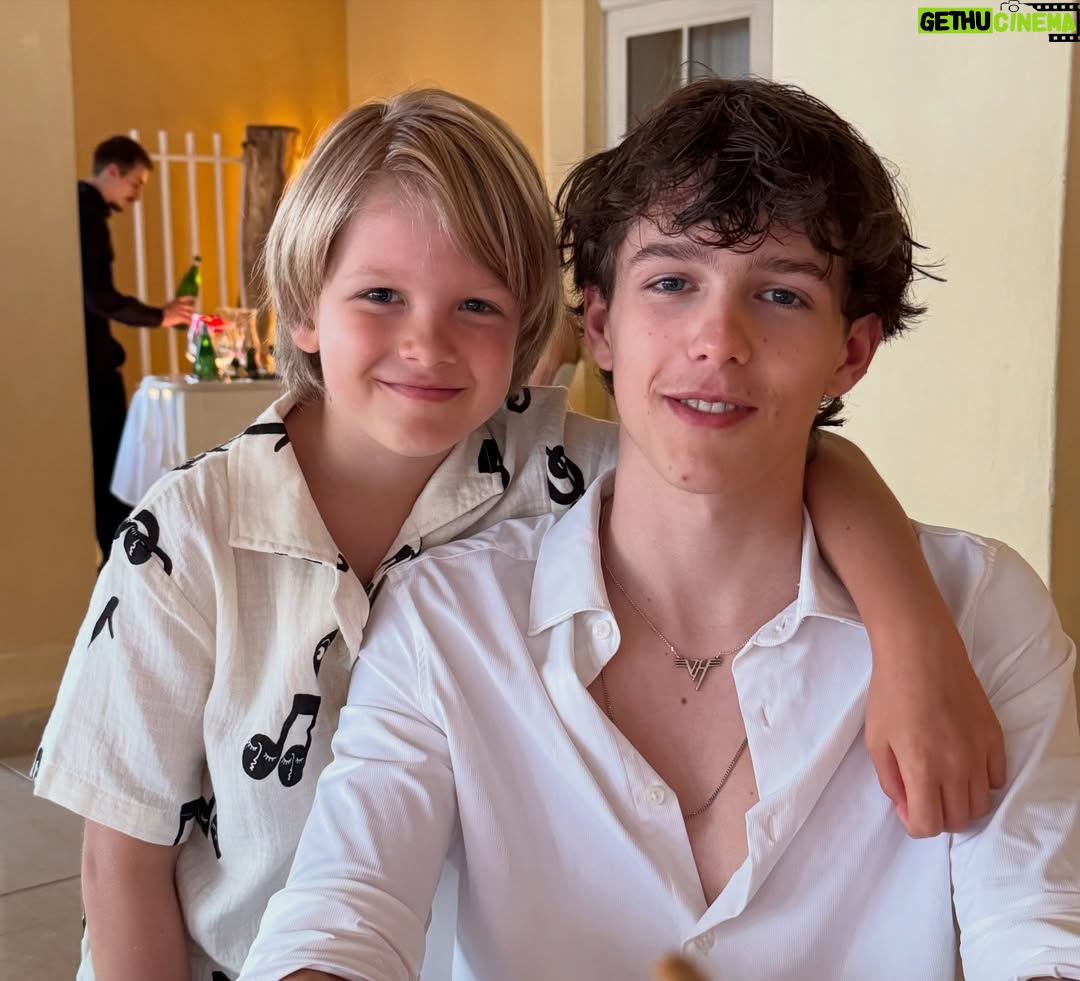 Chantal Janzen - 110.9K Likes - M’n eerste baby is jarig vandaag. 17. 
ZEVENTIENNNNN. Hoe kàn dit? Ik bekijk al ‘n paar dagen foto’s van toen je klein was. En dat ik nu onder deze post gewoon een eigen song van jou kan zetten, man daar krijg ik nog meer ‘n prikneus van. 
Je bent een bijzonder goed gelukt wezen, Jamesza. 
Ik ben al 17 jaar supertrots dat ik jouw moeder mag zijn. We zijn trots op wie je bent, wat je bent en vooral op hoe je bent. 
We komen nu in een nieuwe fase, waarin ik je steeds meer moet loslaten, en ja, dat vind ik best lastig, zoals je weet. En merkt. Maar, zo gaat dat. Zo hoort dat. Zo moet dat. En dat is ook weer prachtig. En gelukkig heeft je vader dit al eerder meegemaakt met je zussen en broer, dus dat is fijn voor je op dit gebied ietwat emotioneel labiele moeder. Al is ons Marco ook een Peter Prikneus aan het worden als we het, zonder dat jij erbij bent, erover hebben dat we je wellicht na de zomer ergens achter moeten laten. Dat we je niet meer iedere dag boven ons op de piano of op je gitaar horen scheuren. Maar die nieuwe plek zal sowieso altijd een plek zijn waar je je dromen achterna gaat, en dat is natuurlijk het allermooiste wat er is. Maar daar ga ik vandaag even niet aan denken. 
Je lag 17 jaar geleden in m’n armen, en die blijven altijd open voor je. Voor als je bij me wil komen als je dat wil. Voor als je het nodig hebt, of voor het betalen van ‘n tikkie. Wij houden van jou, leuke jongen. Je zussen, je grote broer, die kleine huiself en je vader en ik. Voor altijd samen, voor altijd m’n eerste baby. Hoe vreselijk weeïg dat laatste ook klinkt. 
❤️ mama
En ik beloof je bij deze ook alvast dat ik later nooit ongepast zal dansen op je bruiloft.