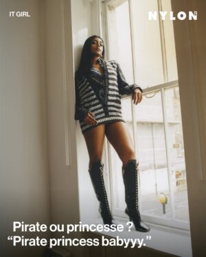 Charithra Chandran Instagram - Pirate ou princesse ? Elle ne choisit pas.

« Pirate princess babyyy. »

@charithra17 débarque dans One Piece et s’impose déjà comme une évidence. Révélée dans Bridgerton, elle incarne une Vivi à la fois douce, déterminée et prête à tout pour son peuple. On a rencontré l’actrice derrière ce personnage drôle, lucide et totalement engagée dans ses choix.

L’interview complète est à lire via le lien en bio.

Photos @rhysframpton
Interview @nicolasdureau
Styliste et Production @kelvinstylist
Coiffure @patrickwilson
Maquillage @kennethsohmakeup
Maquette & graphisme : @lu61d 
Assistant Photos @chris_chudleigh
Assistante Styliste @sashachristina_
Lieu @thefitzw1