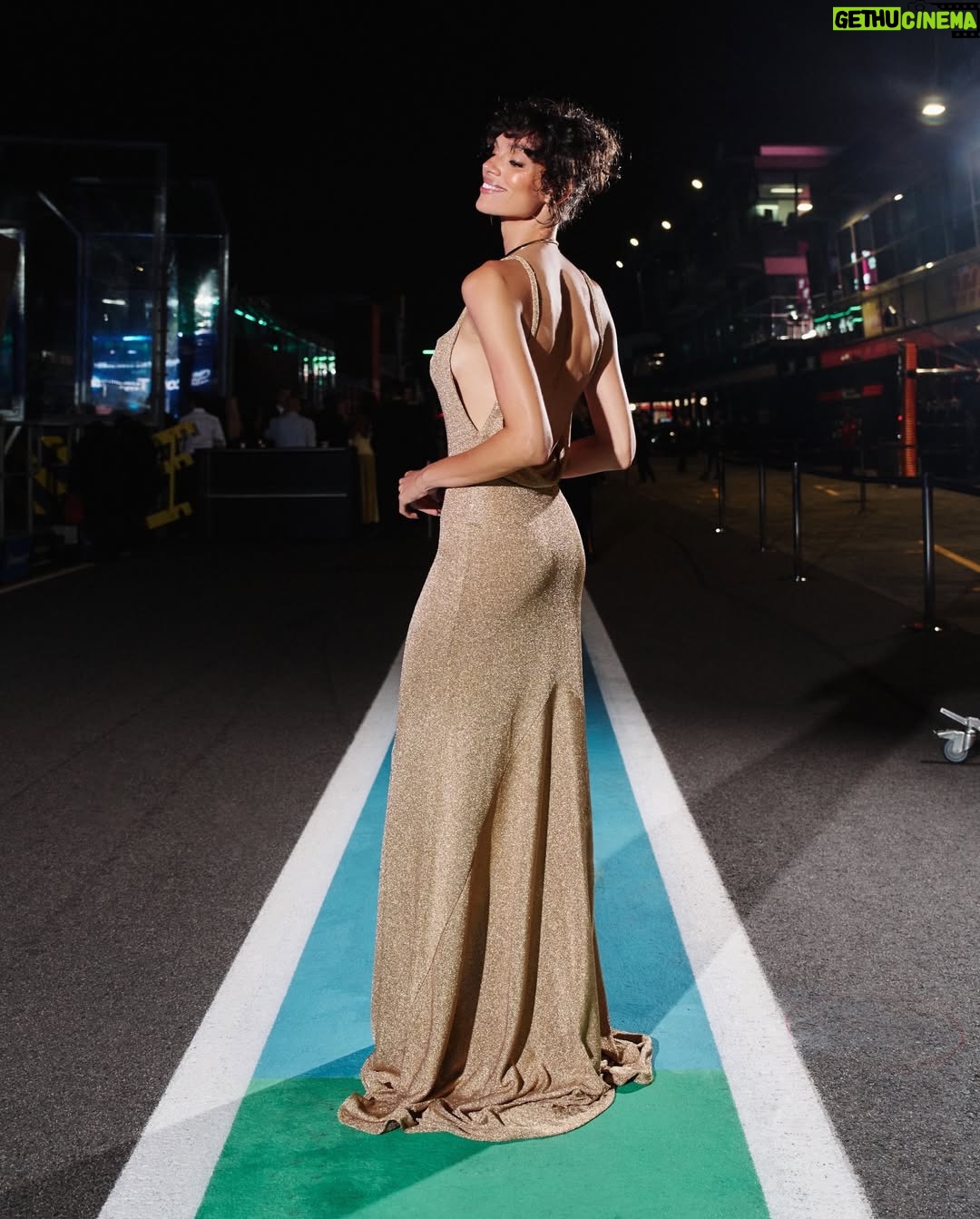 Charlee Fraser - 2K Likes - my very first F1 checked off the bucket list.

huge thank you to @ausgp @ampr_group for getting this happy little vegemite to the track. 

#F1 #ausgp #glamouronthegrid