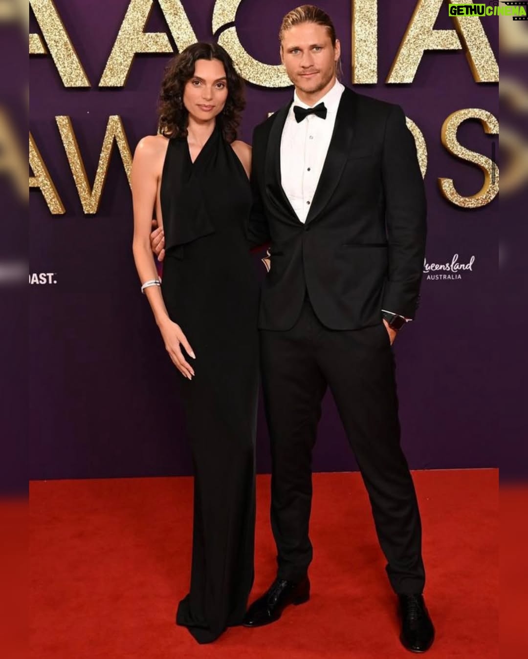 Charlee Fraser - 2.8K Likes - These things are nowhere near as fun without a gladiator best friend. 🏄🏼‍♂️

#AACTA @aacta