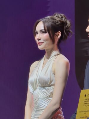 Charlotte Austin Instagram - ขอขอบคุณทาง Thailand Box Office Awards ที่มอบรางวัลให้พวกเราทีมหยดฝนกลิ่นสนิมนะคะ เป็นรางวัลที่ทำให้หายเหนื่อยและพร้อมสู้กับผลงานต่อๆไปในอนาคต วันนี้เข้าใจแล้วว่ามันคุ้มค่าจนหายเหนื่อยและตื้นตันใจมันเป็นยังไง ขอบคุณมากๆจริงๆนะคะ🙏🏻✨🫶🏻

ขอบคุณทุกคนที่ร่วมเดินทางมาถึงตอนนี้นะคะ ปิดจบหยดฝนกลิ่นสนิมได้อย่างสมบูรณ์แบบ 

ขอบคุณนะเฌอรัญชน์ ทำได้แล้วนะชาล็อต 🤍