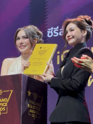 Charlotte Austin Instagram - ขอขอบคุณทาง Thailand Box Office Awards ที่มอบรางวัลให้พวกเราทีมหยดฝนกลิ่นสนิมนะคะ เป็นรางวัลที่ทำให้หายเหนื่อยและพร้อมสู้กับผลงานต่อๆไปในอนาคต วันนี้เข้าใจแล้วว่ามันคุ้มค่าจนหายเหนื่อยและตื้นตันใจมันเป็นยังไง ขอบคุณมากๆจริงๆนะคะ🙏🏻✨🫶🏻

ขอบคุณทุกคนที่ร่วมเดินทางมาถึงตอนนี้นะคะ ปิดจบหยดฝนกลิ่นสนิมได้อย่างสมบูรณ์แบบ 

ขอบคุณนะเฌอรัญชน์ ทำได้แล้วนะชาล็อต 🤍